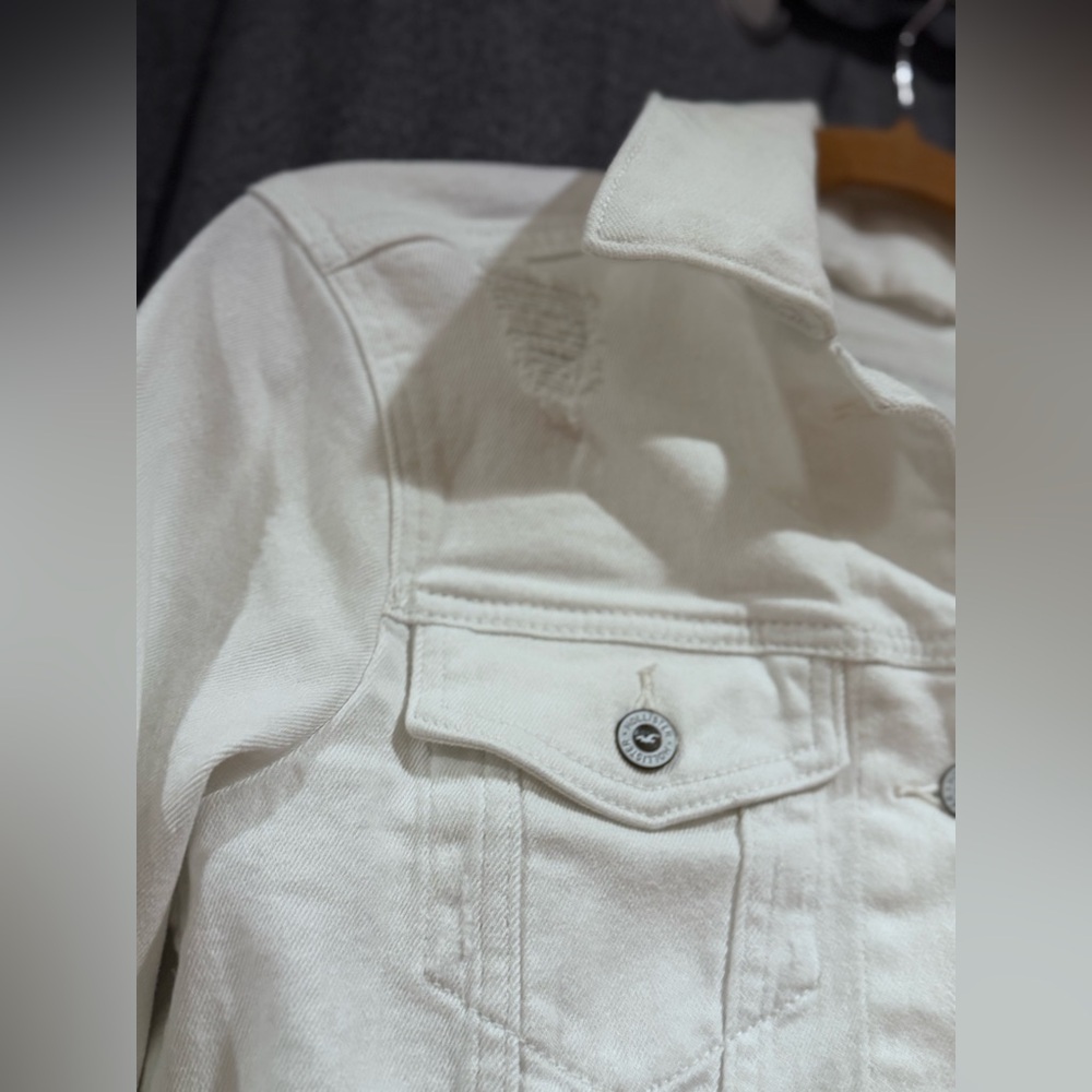Hollister Women's Cream Cropped Denim Jacket - Picture 3 of 11